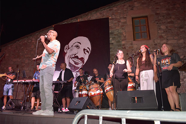 Eduardo Da Luz actuando en la Mas&iacute;a de Can Cort&egrave;s de Palau-Solit&agrave; i Plegamans acompa&ntilde;ado de miembros de la Comparsa Bant&uacute; y de m&uacute;sicos que forman parte del grupo Batec de Candombe. &copy; Manel Gausachs