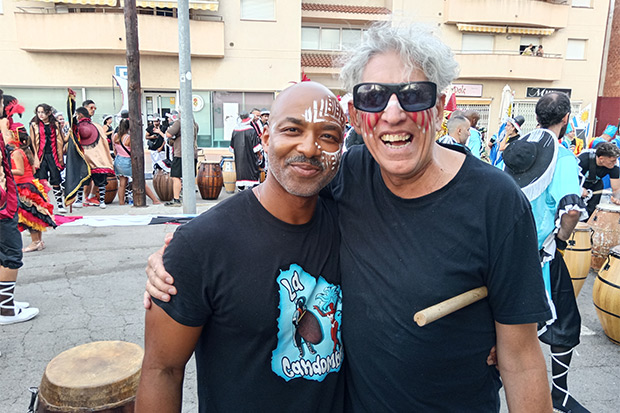El percusionista y productor &Aacute;lvaro P&eacute;rez (izquierda) y el cantante Alejandro Nazareno (derecha) de Candombecool formaron parte de la cuerda de tambores de la comparsas Entretambores y La Candombera, respectivamente. &copy; Manel Gausachs