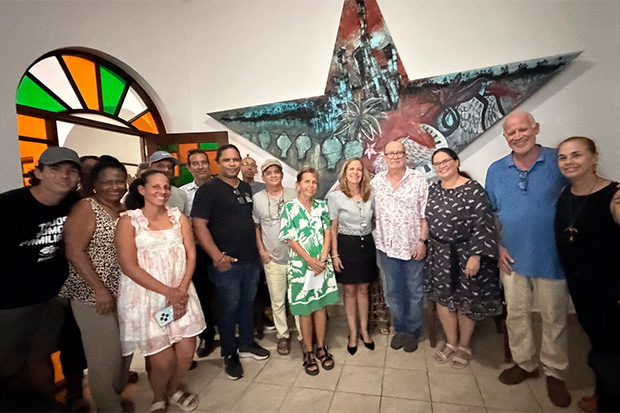 Silvio Rodr&iacute;guez con las personas que forman parte de Ojal&aacute;, el d&iacute;a de la constituci&oacute;n de la Fundaci&oacute;n. &copy; Segunda Cita