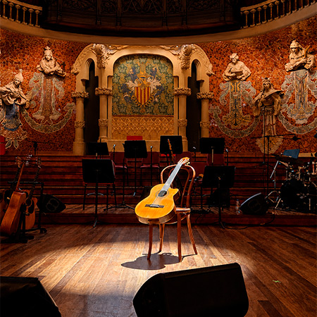 Una guitarra en el escenario. &copy; Xavier Pintanel
