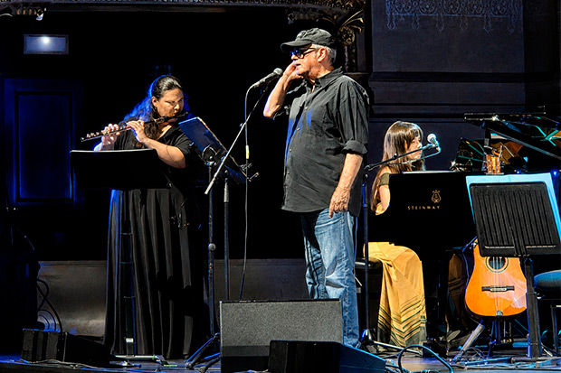 Niurka González, Silvio Rodríguez y Malva Rodríguez interpretan «La belleza» de Luis Eduardo Aute. © Xavier Pintanel Niurka González, Silvio Rodríguez y Malva Rodríguez interpretan «La belleza» de Luis Eduardo Aute. © Xavier Pintanel