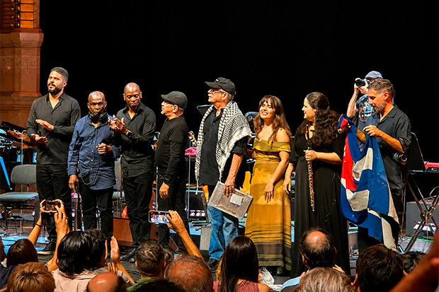 De izquierda a derecha: Jorge Aragón, Jorge Reyes, Maykel Elizarde, Rachid López, Silvio Rodríguez, Malva Rodríguez, Niurka González y Oliver Valdés. © Xavier Pintanel De izquierda a derecha: Jorge Aragón, Jorge Reyes, Maykel Elizarde, Rachid López, Silvio Rodríguez, Malva Rodríguez, Niurka González y Oliver Valdés. © Xavier Pintanel