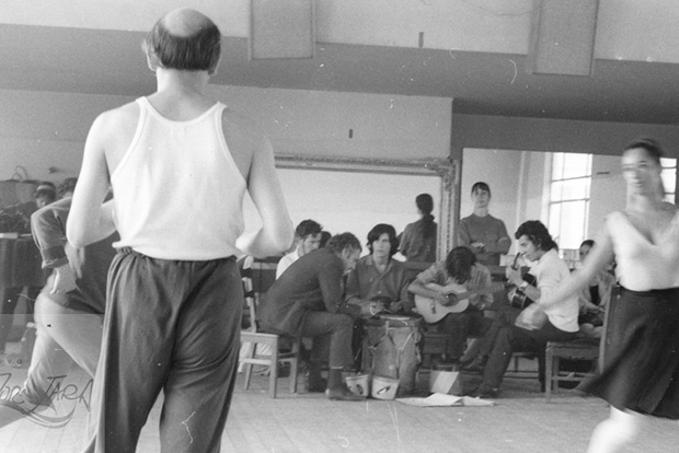 Ensayos de &laquo;Los Siete Estados&raquo;. Patricio Bunster en primer plano de espaldas. Detr&aacute;s, de izquierda a derecha, Horacio Dur&aacute;n, Celso Garrido-Lecca, Patricio Castillo, Horacio Salinas y V&iacute;ctor Jara. &copy; Fundaci&oacute;n V&iacute;ctor Jara